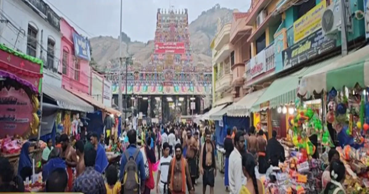 அதிகாலை முதலே அதிரடி மாற்றம்...!!  - மலை மீது தரிசனம் செய்ய அனுமதி மறுப்பு... தொடரும் 144 தடை உத்தரவு... திருப்பரங்குன்றத்தின் தற்போதைய நிலவரம் என்ன?