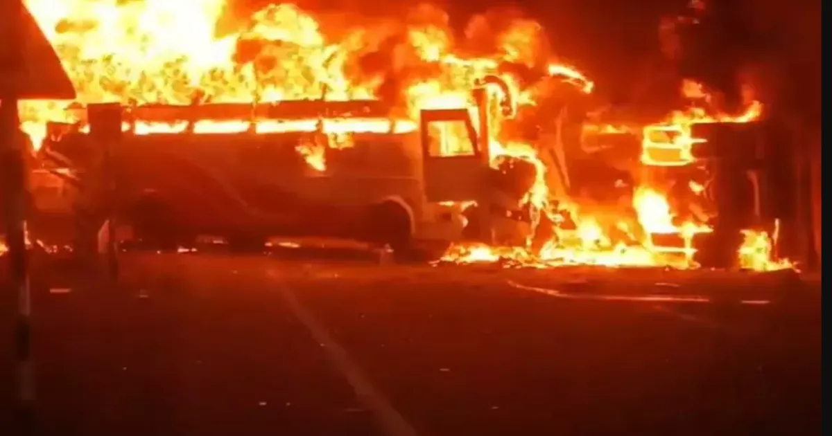 #BREAKING காலையிலேயே நெஞ்சை உலுக்கும் கோரம் - நடுவழியில் பற்றி எரிந்த பேருந்து... 10 பேர் உயிருடன் கருகி பலி...!