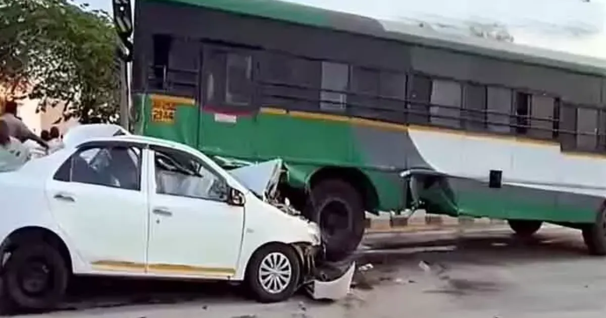 அதிகாலையிலேயே அதிர்ச்சி - பேருந்து மீது மோதி அப்பளம் போல் நொறுங்கிய கார்... 4 வயது குழந்தை உட்பட மூவர் உடல் நசுங்கி பலி...! 