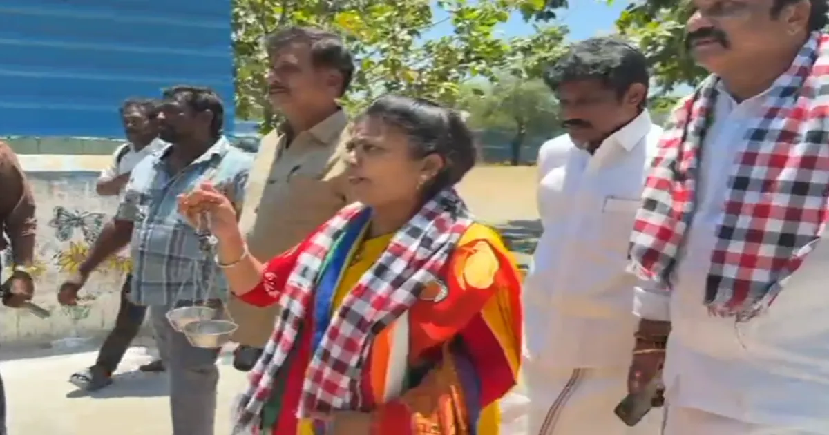 ஸ்டன் ஆன பெரம்பூர்... கையில் தராசுடன் வந்த வேட்புமனு தாக்கல் செய்த திலகபாமா... ஷாக்கிங் காரணம்...!