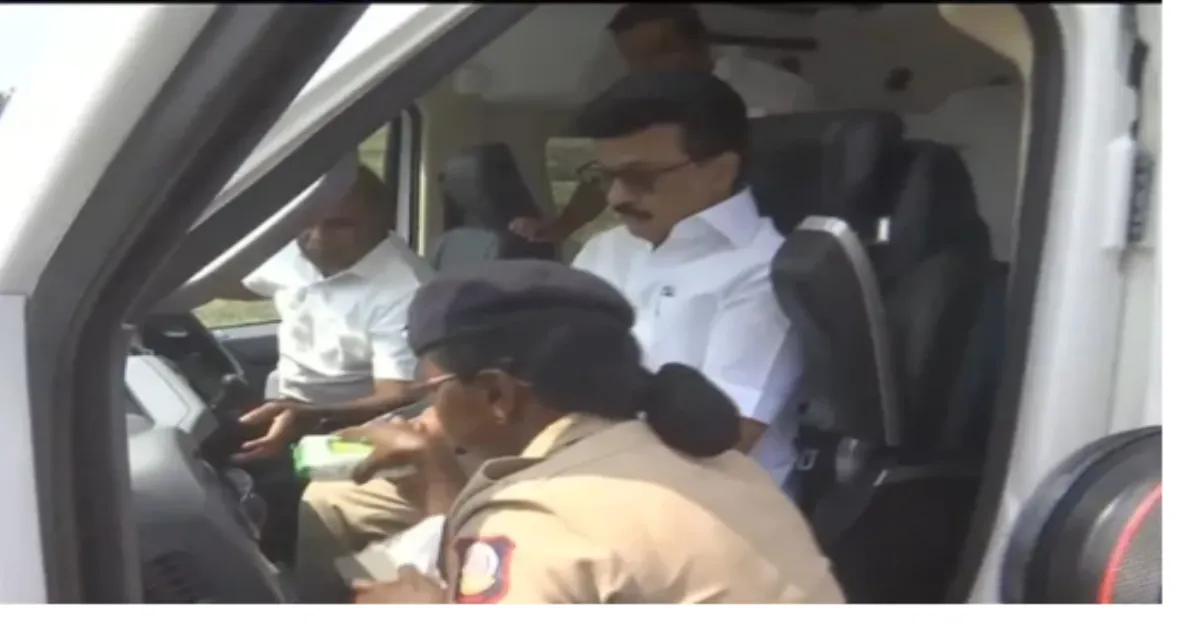 நிறுத்துங்க சார்...!! - மு.க.ஸ்டாலின் காருக்குள் நுழைந்த பறக்கும் படை அதிகாரிகள்... முதல்வர் வாகனத்திற்குள் அதிரடி சோதனை...!