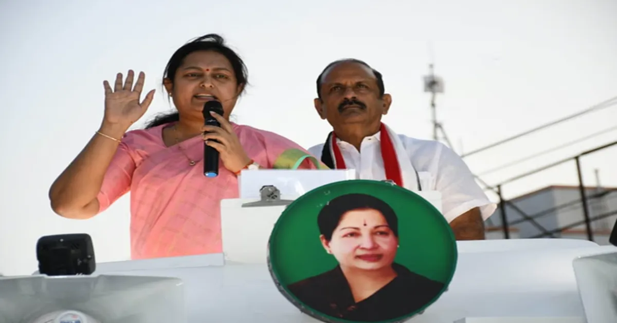 பாட்ஷா படத்தில் ரஜினியுடன் வரும் நாயும், காங்கிரஸ் கட்சியும் ஒண்ணு... நடிகை விந்தியா சர்ச்சை பேச்சு...!