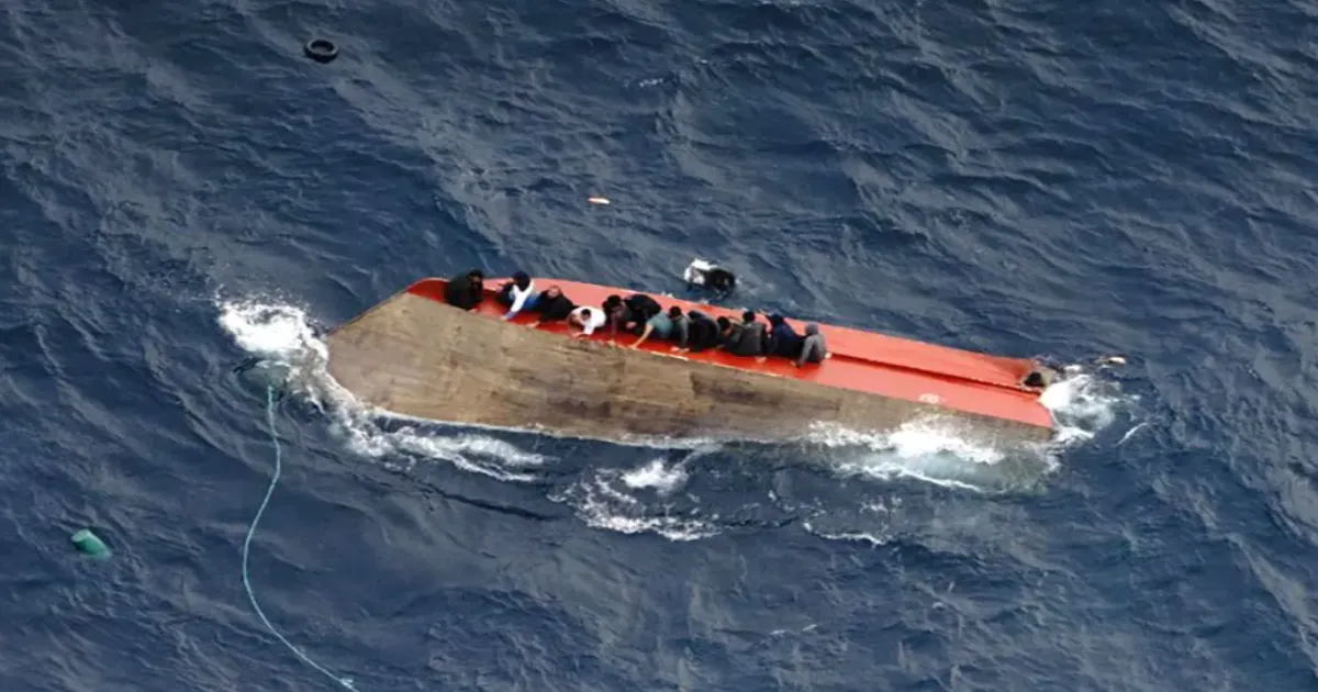 நெஞ்சை பதற வைக்கும் சோகம்... நடுக்கடலில் படகு கவிழ்ந்து கோர விபத்து... 70 பேரின் நிலை என்ன?