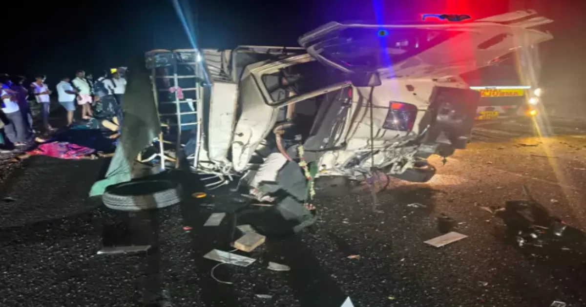 பொலிரோ காரும், ரெடிமிக்ஸ் லாரியும் நேருக்கு நேர் மோதி பயங்கரம்... 8 பேர் உடல் நசுங்கி பலி...!