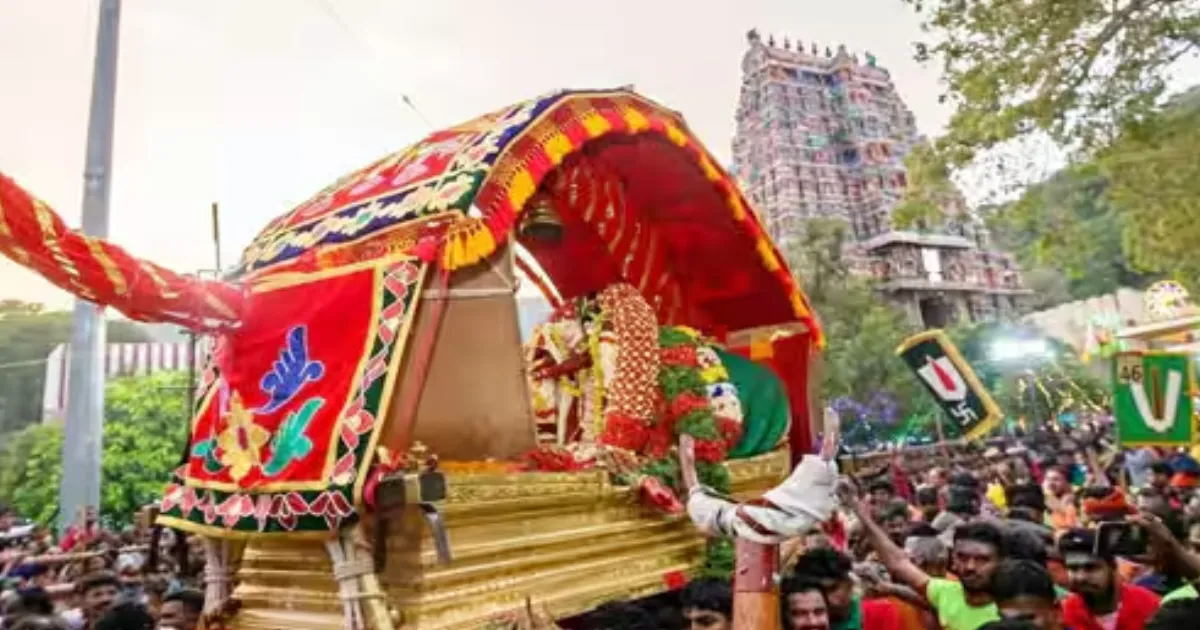 தங்கப்பல்லக்கில் மதுரைக்கு வந்த கள்ளழகர்... விடிய விடிய எதிர்சேவை... நாளை வைகையில் இறங்குகிறார்...!