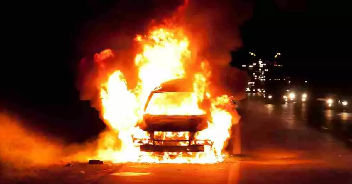 மளமளவென பரவிய தீ... காரோடு கருகி துடிதுடித்து உயிர்கள்... ஒரே குடும்பத்தைச் சேர்ந்த 5 பேர் பலி...!