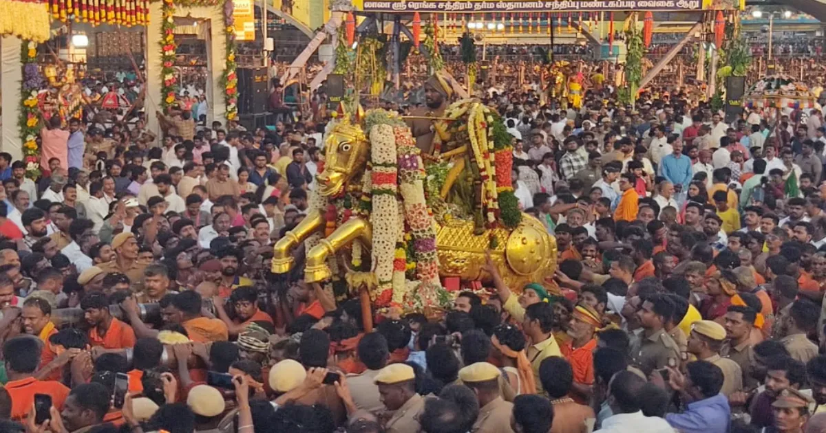 “கோவிந்தா” பக்தி கோஷம் விண்ணதிர... வைகை ஆற்றில் இறங்கினார் கள்ளழகர்... வைகையில் மக்கள் வெள்ளம்...!