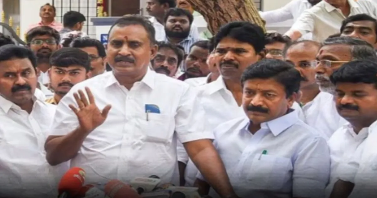 ஆஹா...!! - என்ன ஒரு நூதன போராட்டம்... சி.வி.சண்முகம், எஸ்.பி.வேலுமணிக்கு எதிர்பாராத அயிட்டங்களை அனுப்பி வைத்த அதிமுகவினர்...!