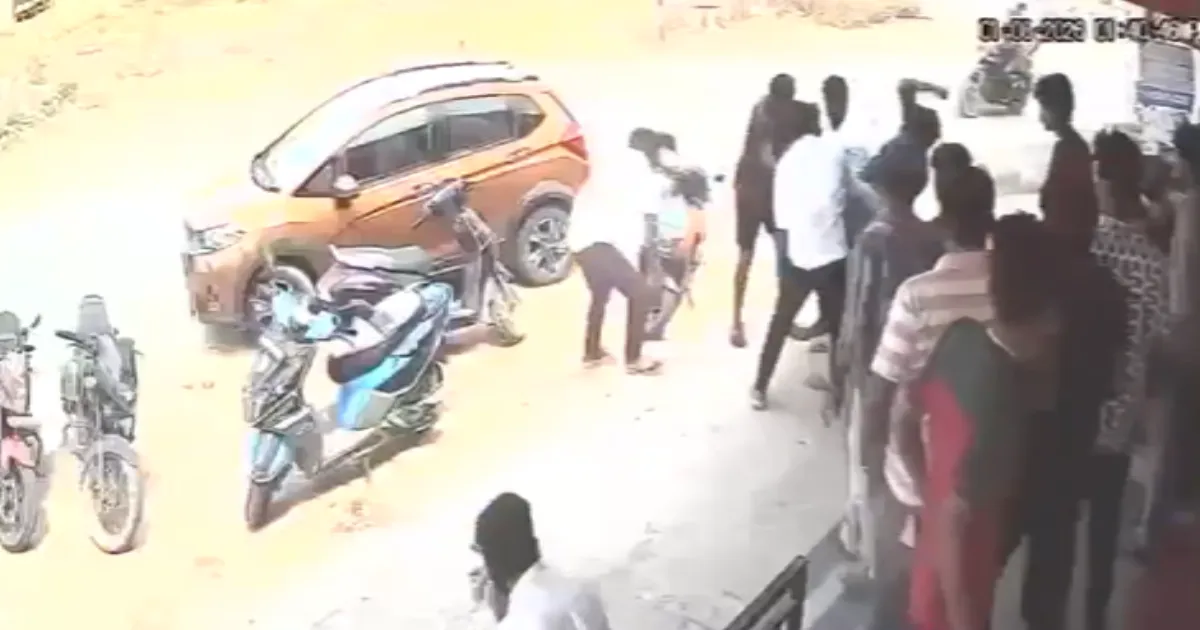 திக்..திக்... வீடியோ...!! - தேநீர் கடை ஊழியரை சரமாரியாக தாக்கும் தவெக நிர்வாகிகள்... இதுதான் விஜய் சொன்ன மாற்றமா?