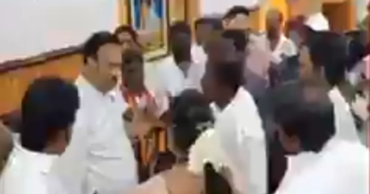 நாளுக்கு நாள் அதிகரிக்கும் தவெகவினரின் அட்ராசிட்டி... நகராட்சி அலுவலகத்திற்குள் கும்பலாக நுழைந்து செய்த காரியம்...!