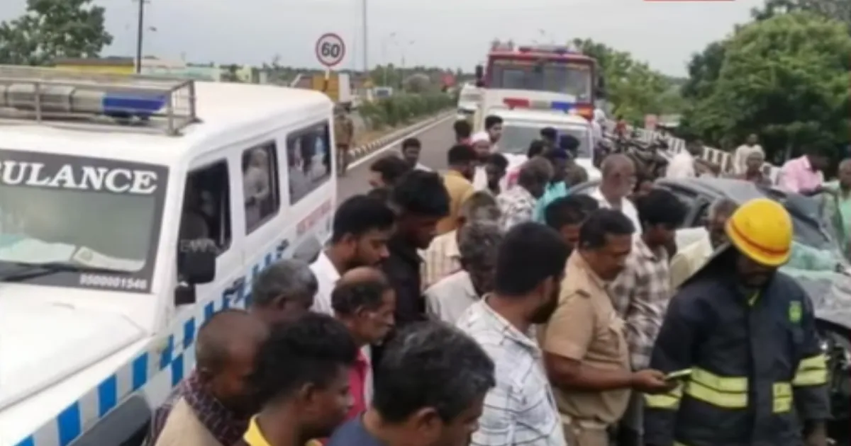 #BREAKING காலையிலேயே அதிபயங்கரம்... அப்பளம் போல் நொறுங்கிய கார்... 3 வயது குழந்தை உட்பட 5 பேர் உயிரிழப்பு...!