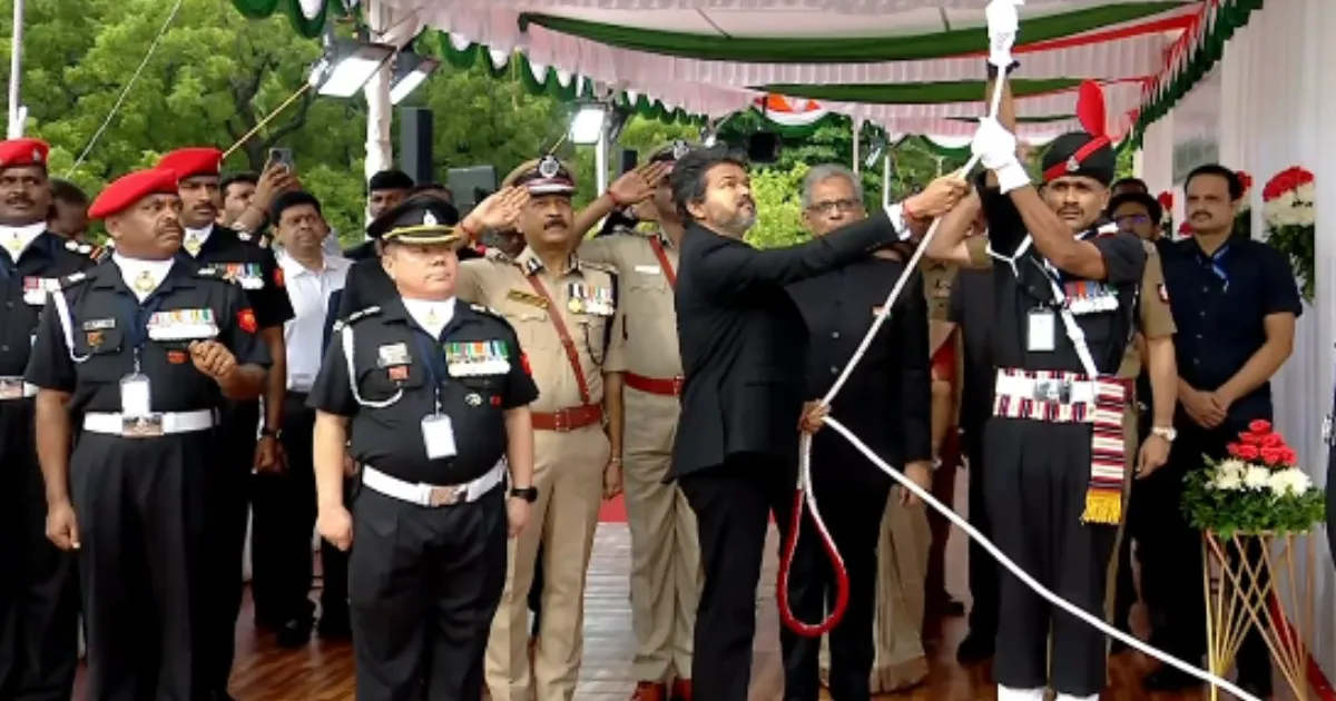 #BREAKING முதலமைச்சராக முதல் முறை... கோட்டை கொத்தளத்தில் கொடியேற்றினார் விஜய்...!