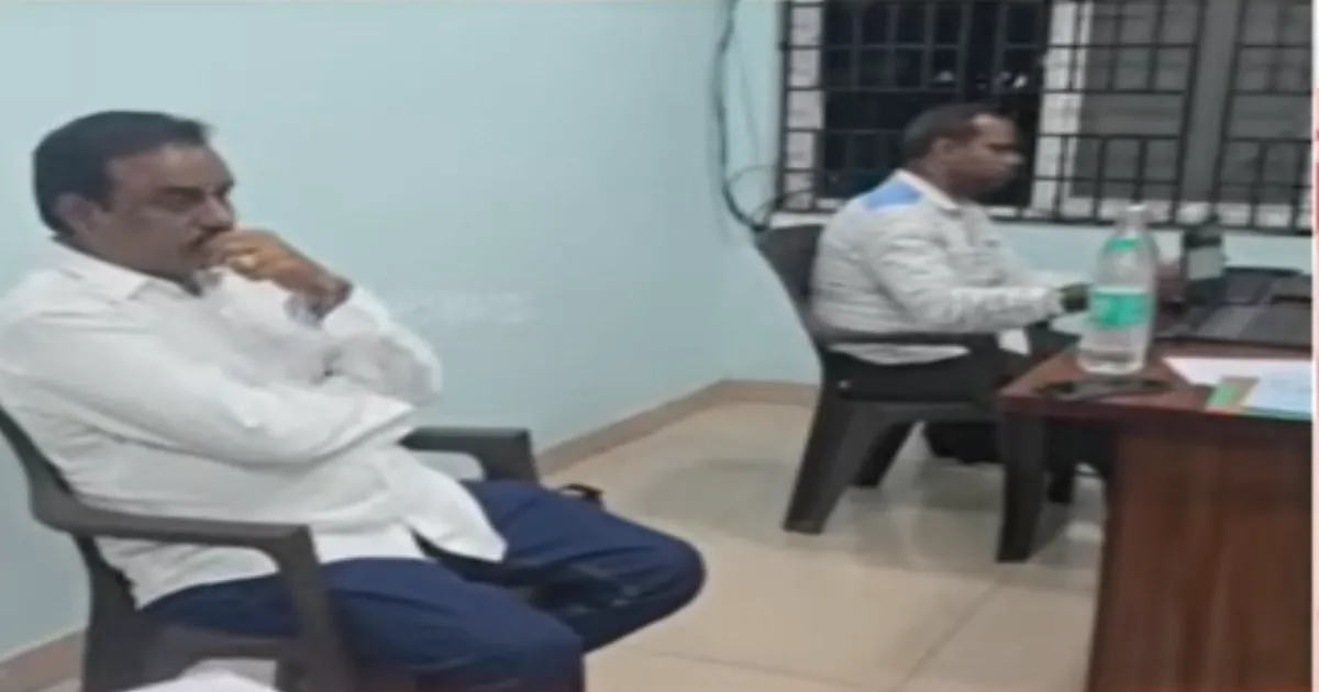 இடைத்தரகர் வீட்டில் 8 மணி நேரம் சோதனை ... சிக்கிய முக்கிய ஆவணங்கள்... 7 கிலோ தங்கமும், ரூ.27 லட்சமும் பறிமுதல்...!