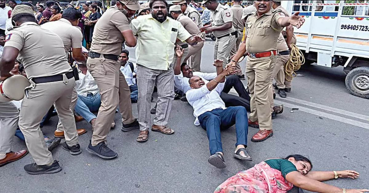 #BREAKING விடிந்ததுமே இடியை இறக்கிய விஜய் அரசு... 450 மருத்துவ பணியாளர்கள் மீது பாய்ந்தது வழக்கு...!