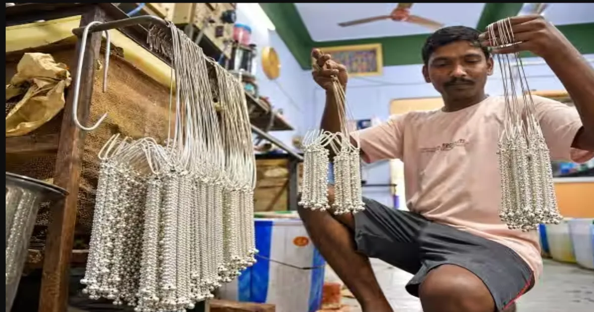 இதென்னடா சேலத்திற்கு வந்த சோதனை... தீபாவளிக்கு முன்பே 20% ஆர்டர் குறைந்தது... வேதனையில் உற்பத்தியாளர்கள்...!