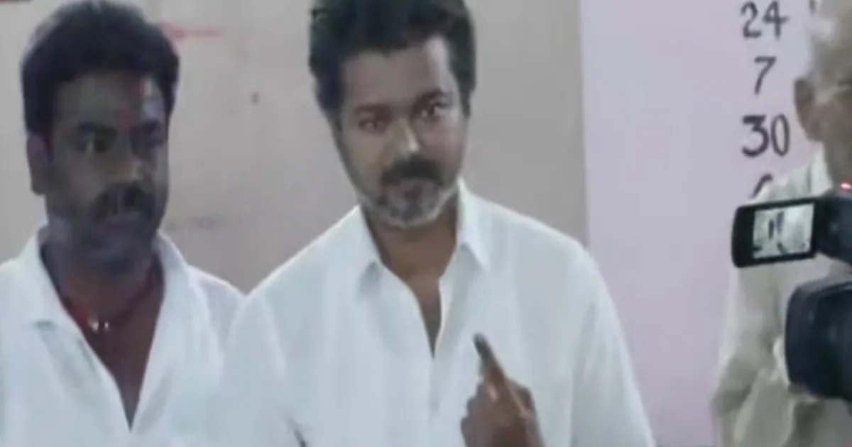 “தல” தேர்தலில் ஜனநாயக கடமையாற்றிய ‘ஜனநாயகன்’... நீலாங்கரையில் வாக்களித்த தவெக தலைவர் விஜய்...!