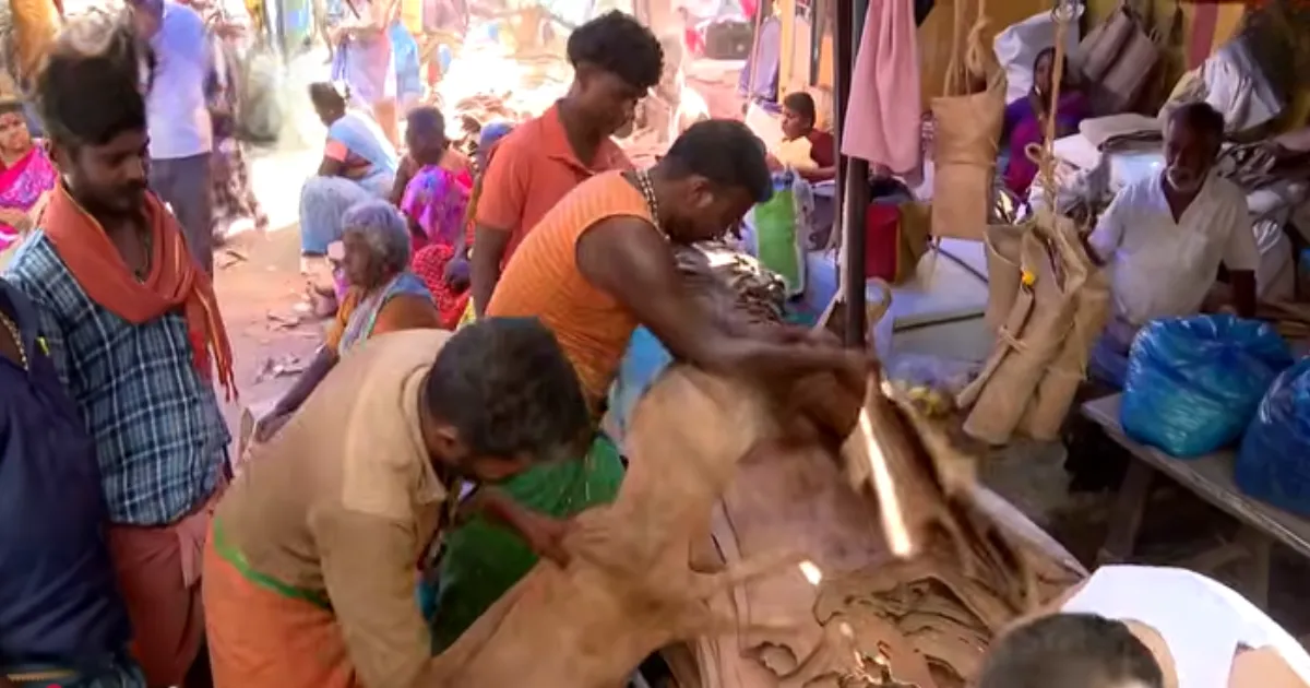 கள்ளழகரை குளிர்விக்கும் தோல் பை... இதுல இவ்வளவு விஷயம் இருக்கா... யாருமே அறியாத பின்னணி...!