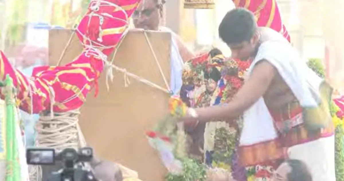 “வராரு வாராரு அழகர் வாராரு...” - மதுரைக்குள் ஹீரோ என்ட்ரி கொடுத்த கள்ளழகர்... விண்ணை அதிர வைத்த “கோவிந்தா” முழக்கம்...!