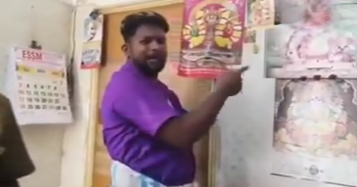 வைரல் வீடியோ:  “விஜய் போட்டோ இல்லைன்னா தீக்குளிப்பேன்...” - அரசு அலுவலகத்திற்குள் புகுந்து  தவெக நிர்வாகி குடி போதையில் ரகளை...!