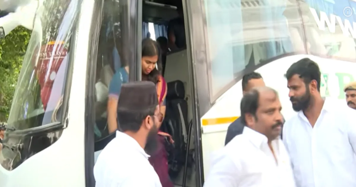 சி.எம். பதவியில் தொடருவாரா விஜய்? - தனியார் பேருந்தில் சட்டமன்றம் வந்தடைந்த தவெக எம்.எல்.ஏ.க்கள்...!