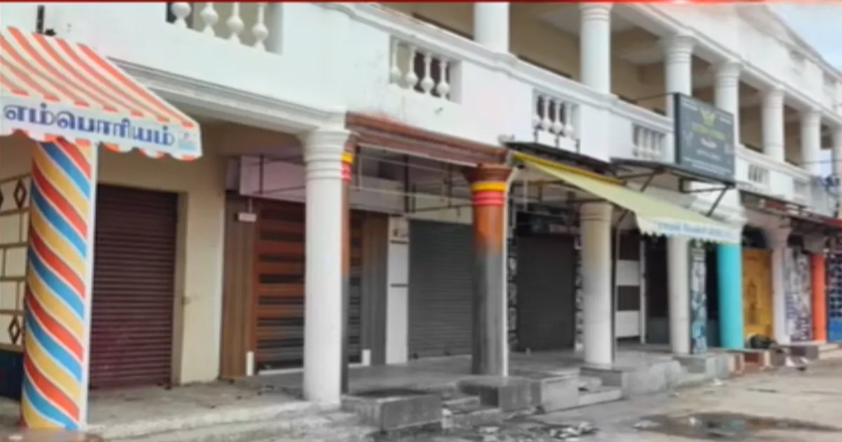 மதுரை மீனாட்சி அம்மன் கோயில் அருகே ரத்தக்களறி... 17 வயது சிறுவன் கொடூரமாக வெட்டிக்கொலை... முதல் மாடியில் இருந்து தூக்கிவீசப்பட்ட பயங்கரம்...!