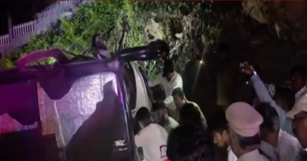 மலைப்பாதையில் தலைக்குப்புற கவிழ்ந்த வேன்... ஒரே குடும்பத்தைச் சேர்ந்த 22 பேரின் நிலை என்ன?