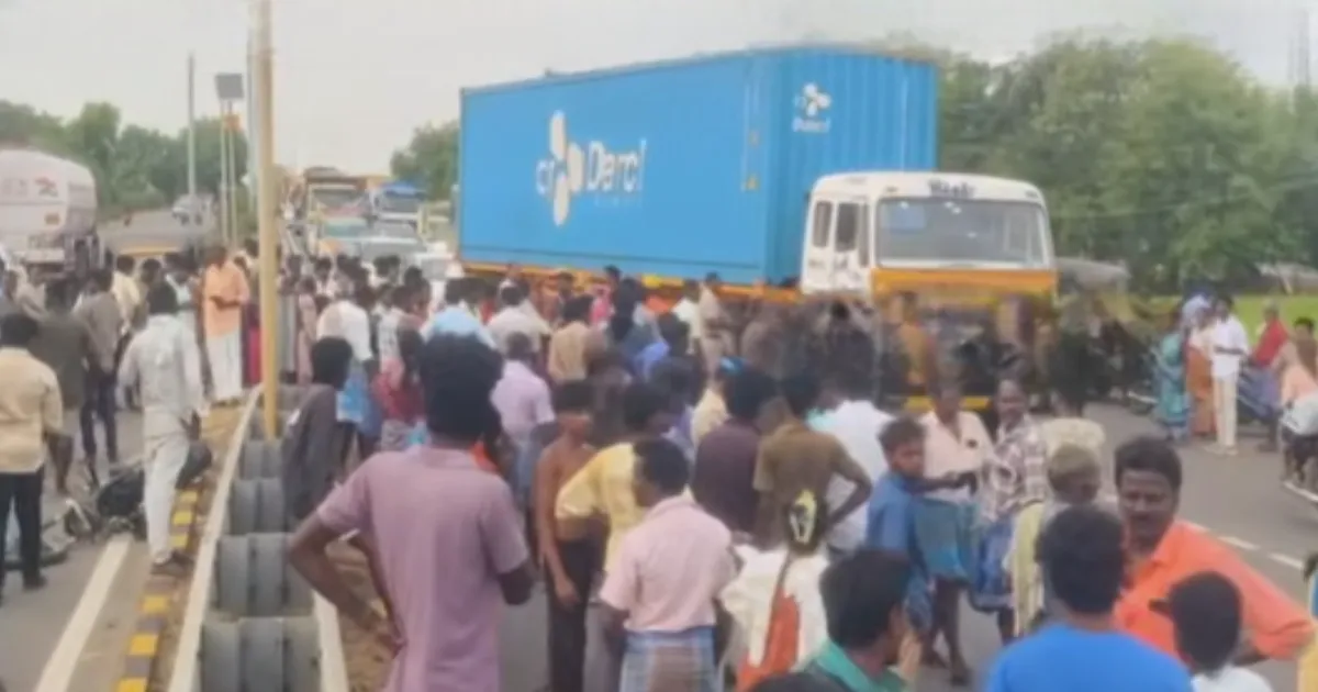 கொடூரத்தின் உச்சம்... கார் மோதி 2 பள்ளி மாணவர்கள் துடிதுடித்து பலி... நடந்தது என்ன? 