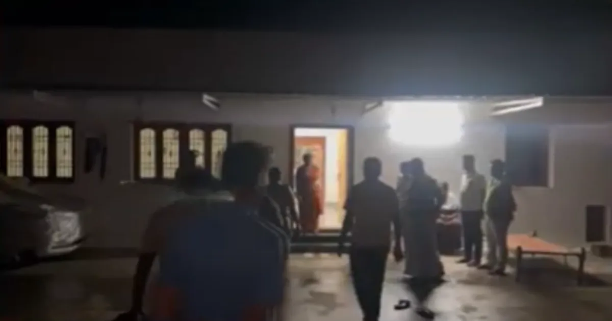 அதிகாலையிலேயே பேரதிர்ச்சி... வீட்டில் தனியாக இருந்த பெண்ணிடம் துப்பாக்கி முனையில் நகை, பணம் கொள்ளை...!
