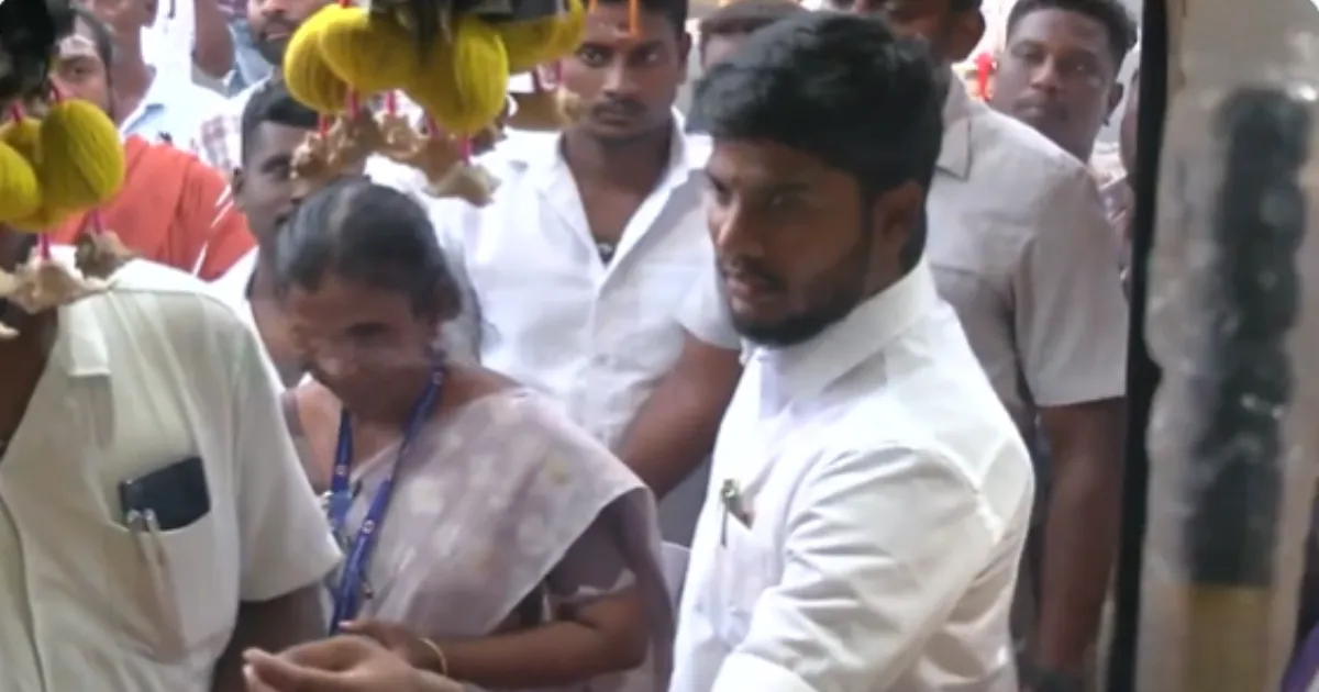 அறநிலையத்துறை அமைச்சரின் அடுத்த தரமான சம்பவம்... பூஜை பொருட்கள் விற்கும் கடைகளில் அதிரடி ரெய்டு...!