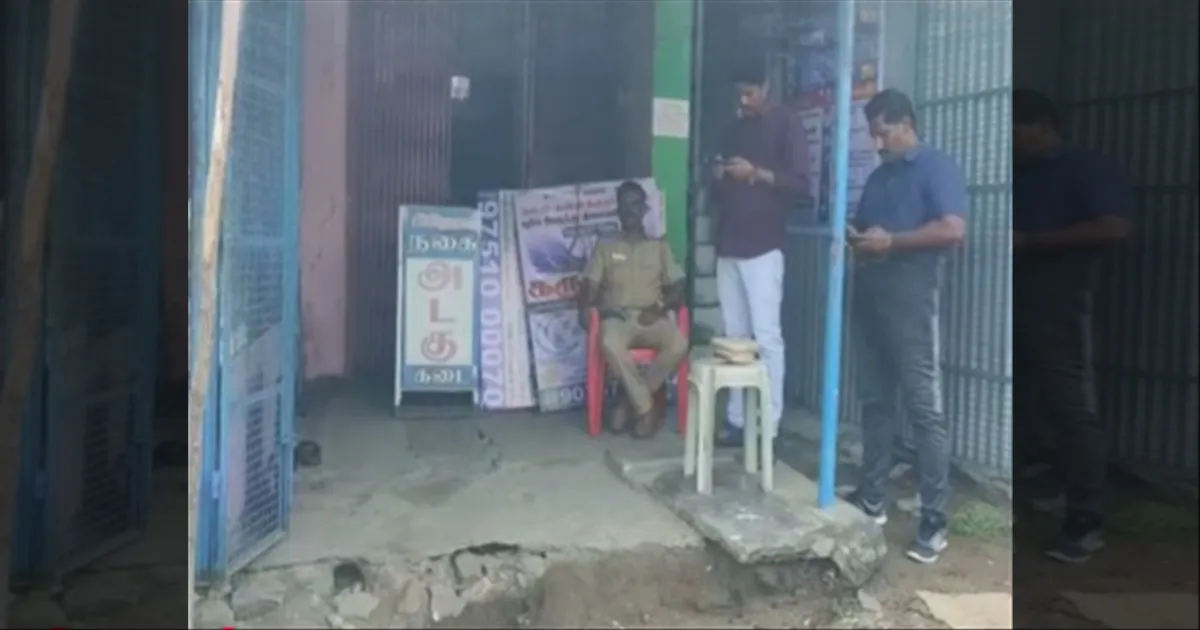 நள்ளிரவில் நடந்த பயங்கரம்... போலீஸ் ஸ்டேஷன் அருகிலேயே கைவரிசை காட்டிய கொள்ளையர்கள்...அடகு கடையில் 80 சவரன் நகைகள் கொள்ளை...!
