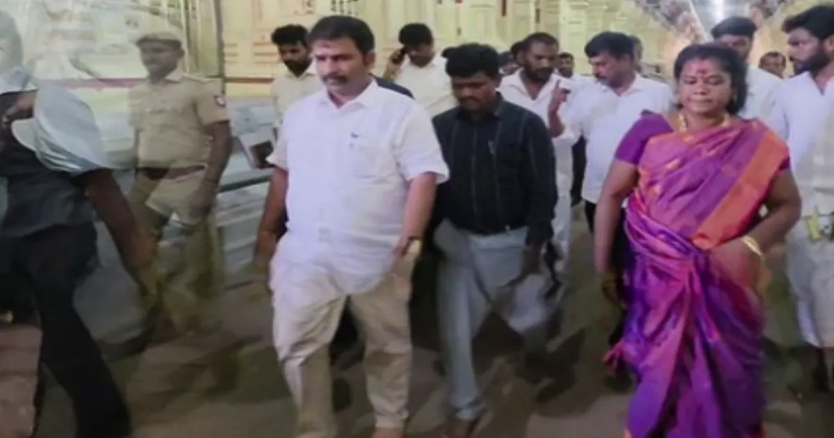 முடிதிருத்தும் தொழிலாளர்களுக்கு ஊதிய பற்றாக்குறை... பதில் அளிக்காமல் நழுவிச் சென்ற தவெக அமைச்சர்...!