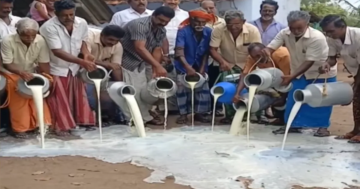 தவெக அரசுக்கு எதிராக களமிறங்கிய விவசாயிகள்... தரையில் பாலைக் கொட்டி போராட்டம்...!