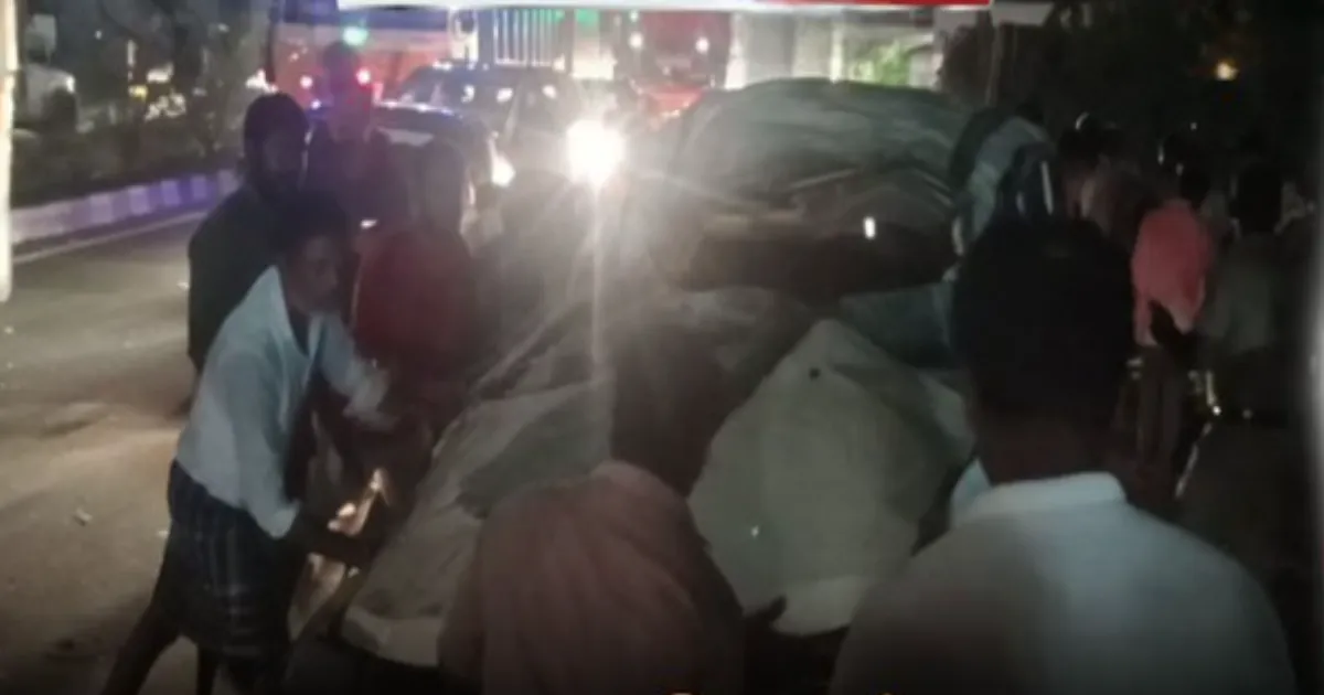 விடிந்ததுமே கோர விபத்து... டயர் வெடித்து 3 கல்லூரி மாணவர்கள் பலி... நடந்தது என்ன? 