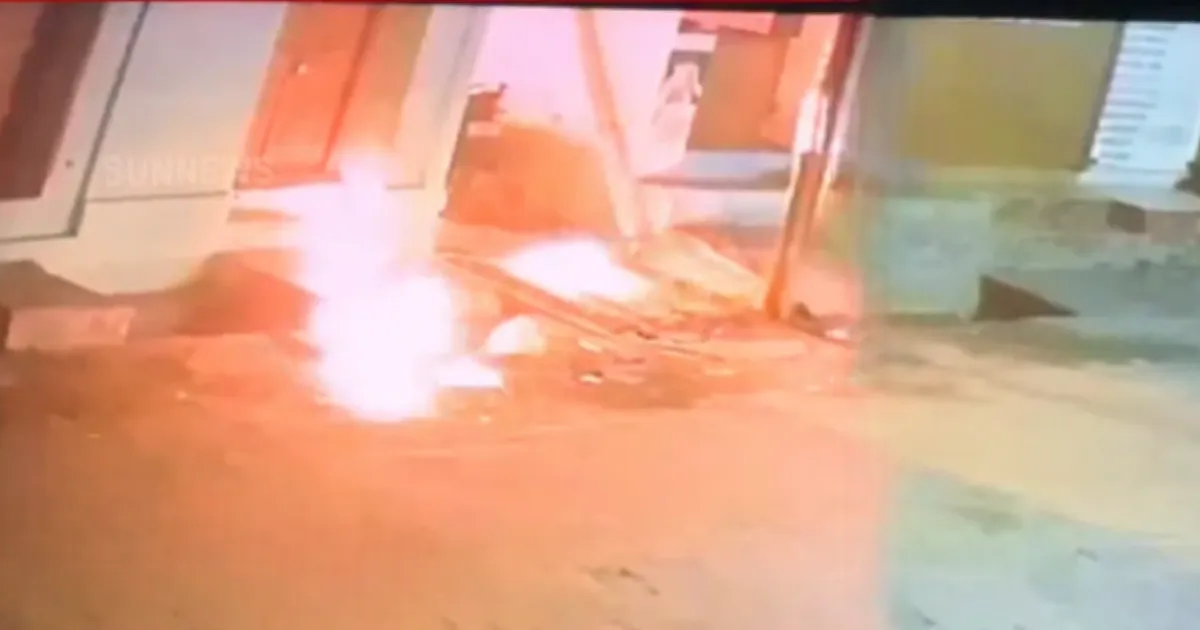 நள்ளிரவில் நடந்த அதிர்ச்சி... CCTV-யில் சிக்கிய பகீர் காட்சிகள்... தலையில் பற்றி எரியும் நெருப்புடன் பதறியோடிய மர்ம உருவம்...!