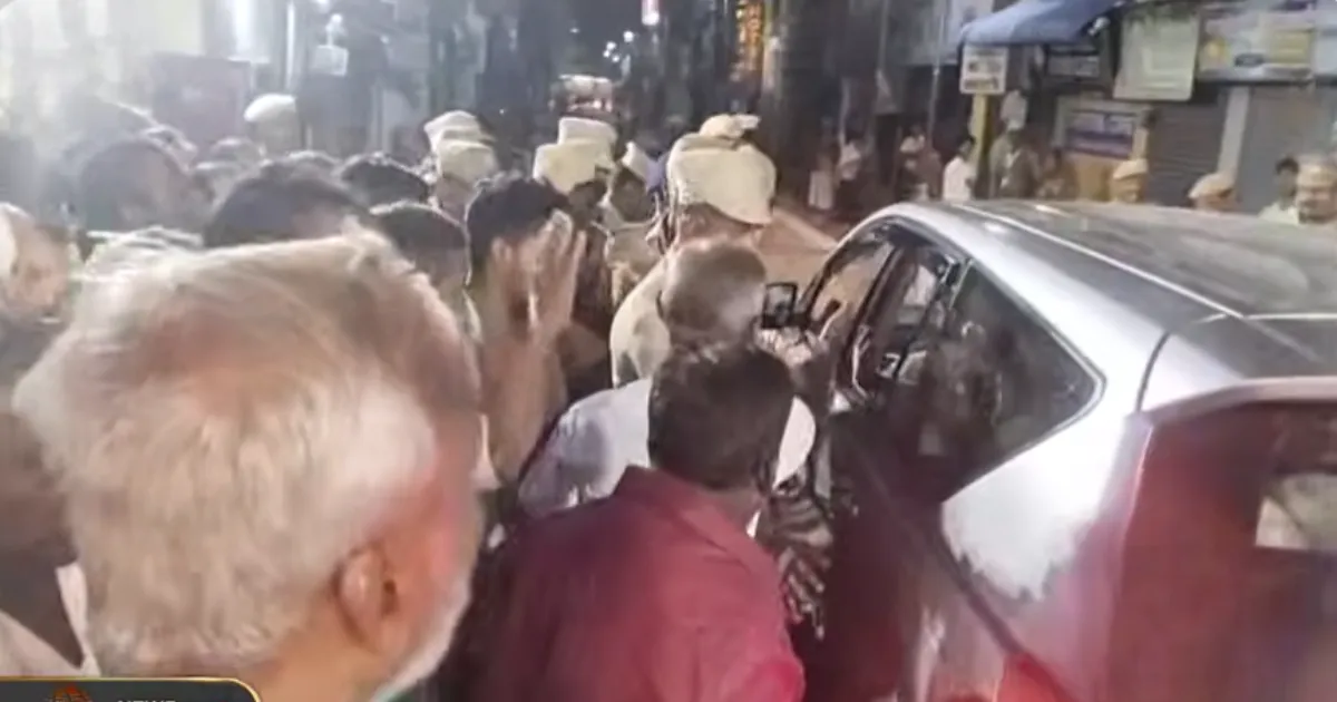 நாங்க மனுஷங்க இல்லையா சார்?... அமைச்சர் காரை மறித்து பக்தர்கள் ஆவேசம்... மீனாட்சி அம்மன் கோயில் வாசலில் பரபரப்பு...!