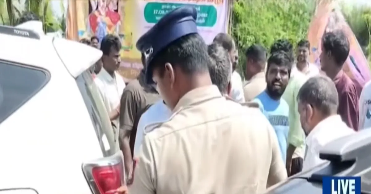 மறுபடியும் ஓட்டு கேட்டு வர்றீங்களா?... மரகதம் குமரவேலை விரட்டியடித்த மக்கள்... தவெகவுக்கு பின்னடைவு...!