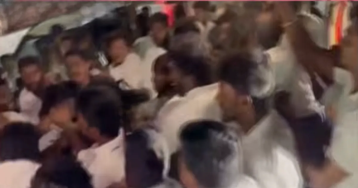 “அங்கேயே நில்லுங்க...”... தாராபுரத்தில் ஓட்டு சென்ற தவெக அமைச்சருக்கு கடும் எதிர்ப்பு... அதிமுக - தவெகவினர் இடையே தள்ளுமுள்ளு...!