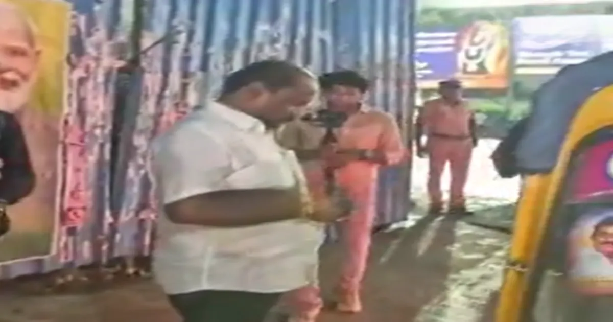 இரவோடு இரவாக அதிரடி... திடீரென ஆட்டோவில் கிளாம்பாக்கம் வந்த அமைச்சர் தமிழன் பார்த்திபன்... பயணிகளை ஷாக் ஆக்கிய சம்பவம்...!