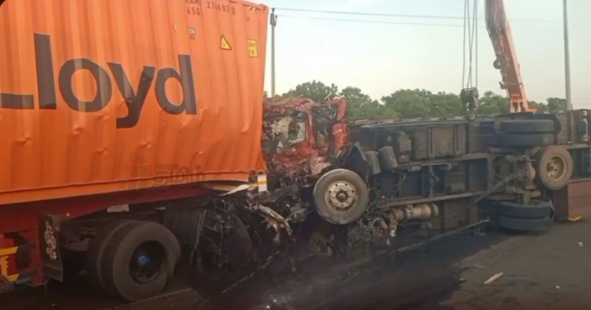 காலையிலேயே அதிர்ச்சி... நேருக்கு நேருக்கு மோதி நொறுங்கிய லாரிகள்... மூவர் உடல் நசுங்கி பலி...!