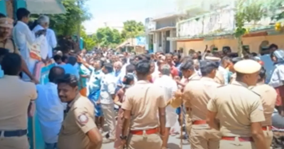 தேரோட்டம் ரத்து... கோஷ்டி மோதலால் கோட்டாட்சியர் அதிரடி உத்தரவு... ஆவேசத்தில் கிராம மக்கள் செய்த காரியம்...!
