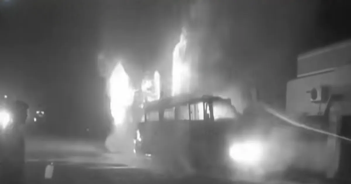 #BREAKING அதிகாலையிலேயே பயங்கரம்... தனியார் ஆம்னி பேருந்து பயணிகளுடன் தீப்பிடித்து எரிந்த பகீர் சம்பவம்... 43 பேரின் நிலை என்ன?