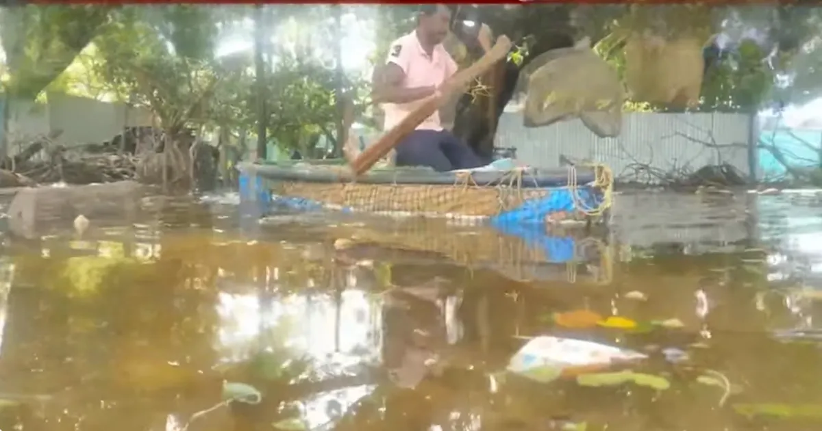 அடக்கொடுமையே...!! தனித்தீவாக மாறிய ராமேஸ்வரம்... இடுப்பளவுக்கு தேங்கிய மழைநீர்... படகுகளை பயன்படுத்தும் மக்கள்...! 