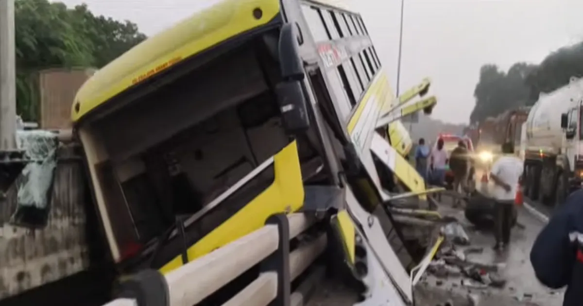 திக்... திக்...!! - அந்தரத்தில் தொங்கிய ஆம்னி பேருந்து - மரண பீதியில் கதறிய பயணிகள் -  35 பேரின் நிலை என்ன?