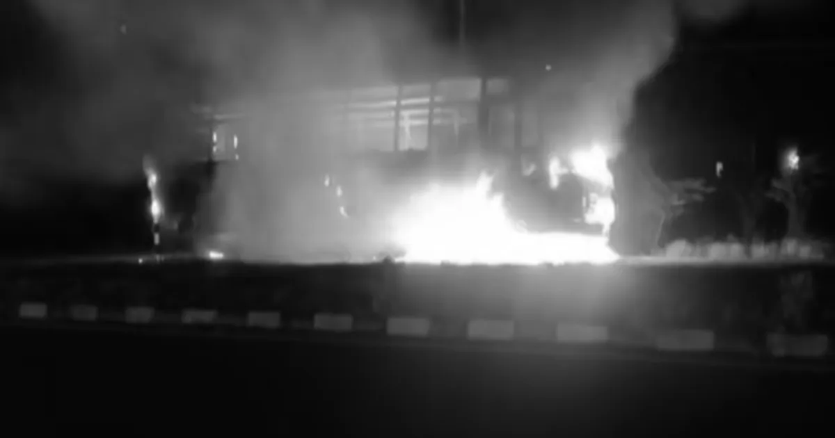 மீண்டும் பேருந்து விபத்து... நடுரோட்டில் திடீரென பற்றி எரிந்த பஸ்... பயணிகளின் நிலை என்ன?