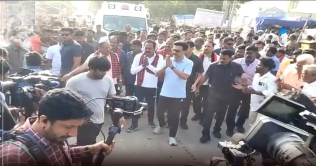 காலையிலேயே களத்தில் இறங்கிய முதலமைச்சர் மு.க.ஸ்டாலின்... நடைபயிற்சி சென்றபடி வாக்கு வேட்டை...!