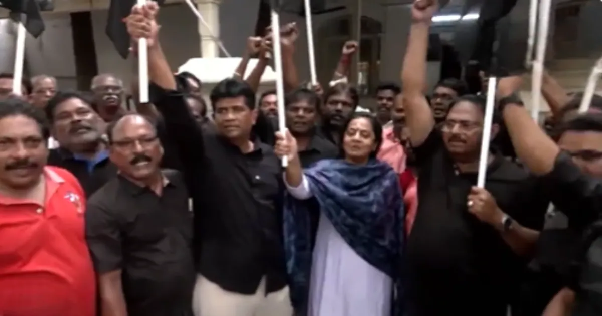 பரபரப்பில் தலைநகரம்...!! - கலைஞர் இல்லத்தில் கருப்புக்கொடி... கோபாலபுரத்தில் குவிந்த கருப்பு படை...! 