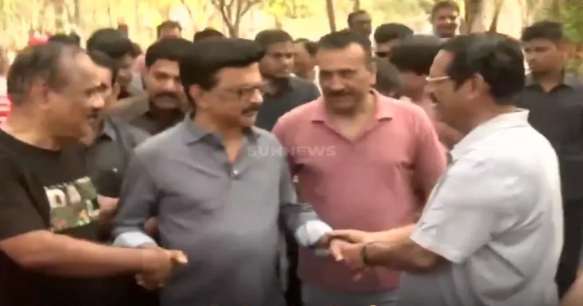 காலையிலேயே அதிரடி ரவுண்ட்ஸ்... அண்ணாநகரை தெறிக்கவிட்ட முதலமைச்சர் மு.கஸ்டாலின்... வாக்கிங் சென்று வாக்கு சேகரிப்பு...!