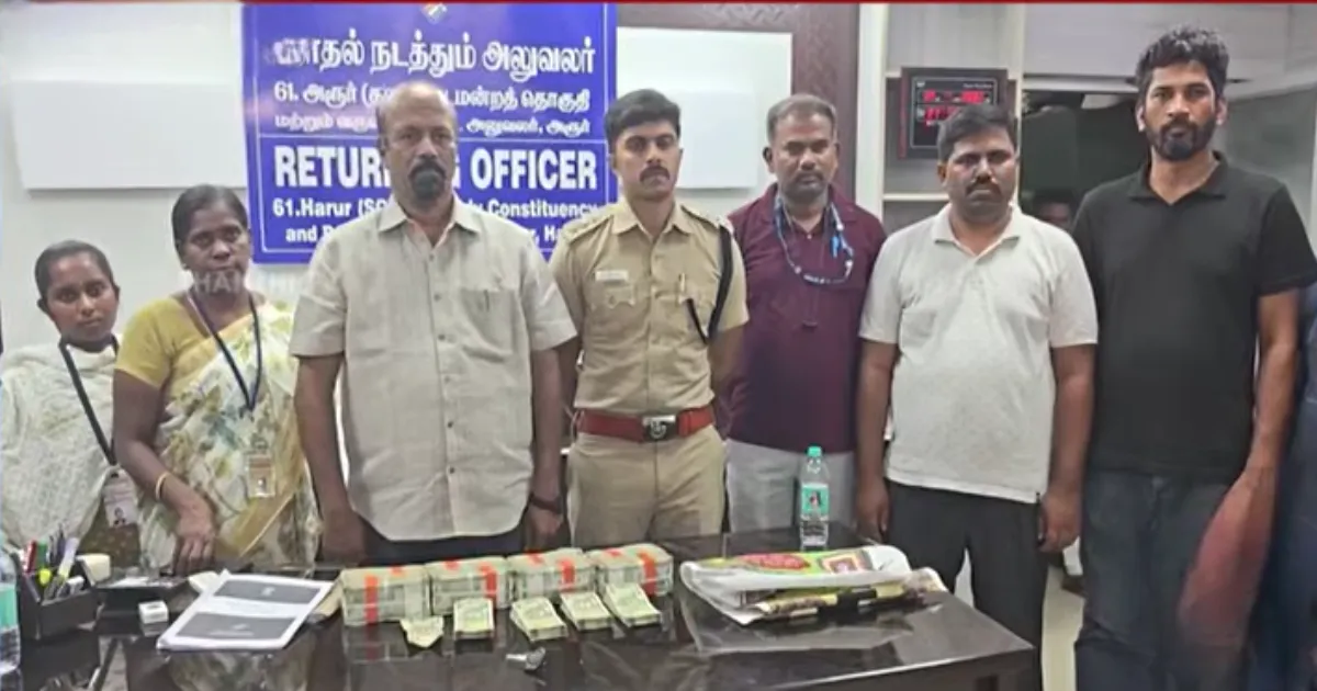 தலைதெறிக்க ஓடிய கும்பல்... கேட்பாரற்று கிடந்த ஸ்கூட்டர் டிக்கியை திறந்து பார்த்தவர்களுக்கு காத்திருந்த அதிர்ச்சி...!