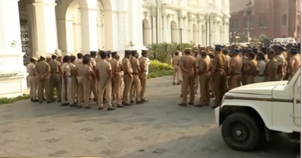 #BREAKING வெளியான சீக்ரெட் தகவல்... தலைமைச் செயலகத்தை சுற்றி வளைத்த போலீஸ் ... திரும்பிய திசையெல்லாம் தீவிர சோதனை...!