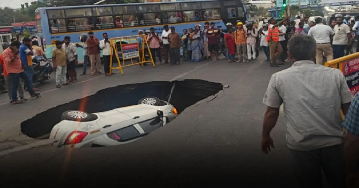 திடீரென பிளந்த சாலை; உள்ளே கவிழ்ந்த கார்.. சென்னை திருவான்மியூரில் அதிர்ச்சி சம்பவம்!!